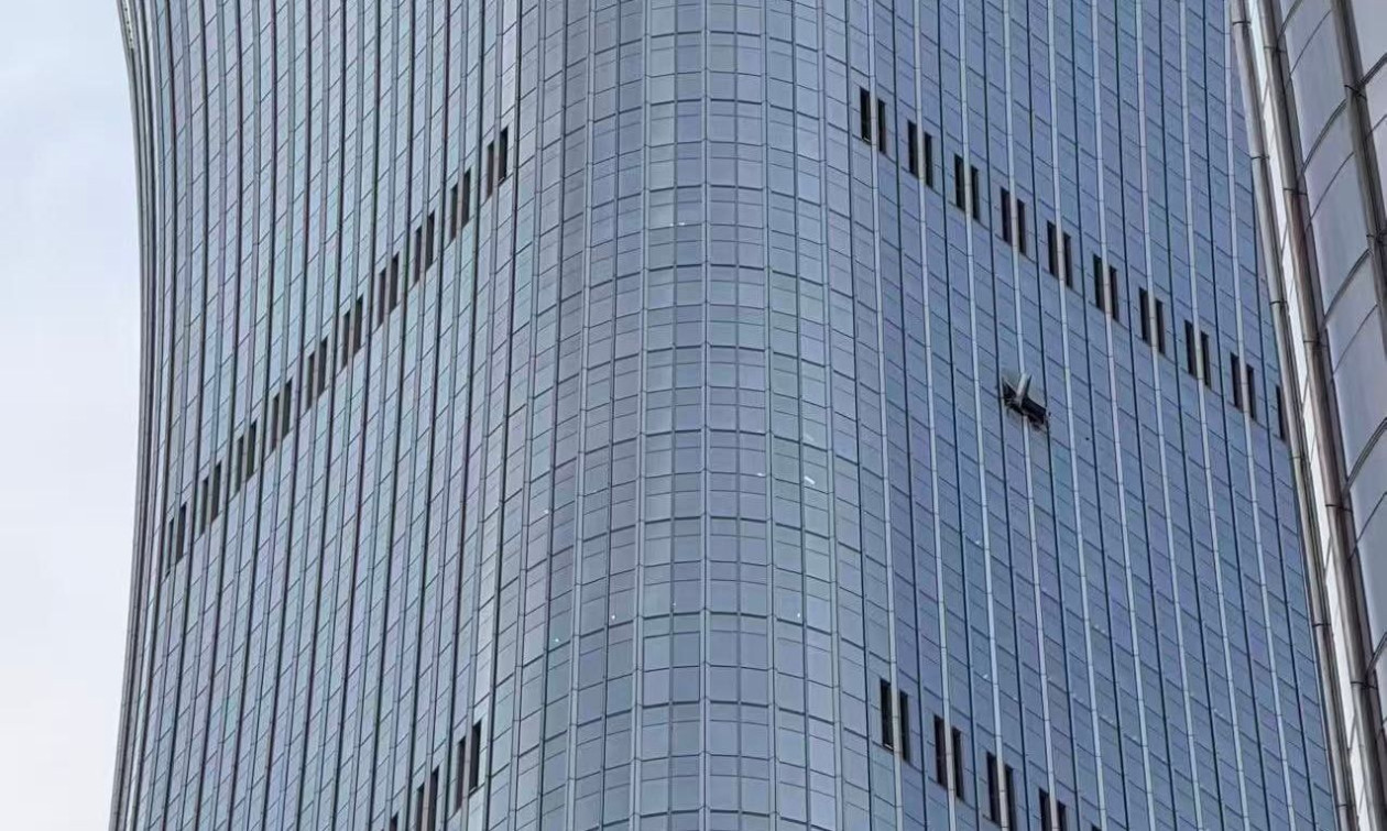Αεροσκάφος έπεσε στο ψηλότερο κτήριο του Πεκίνου – Βίντεο