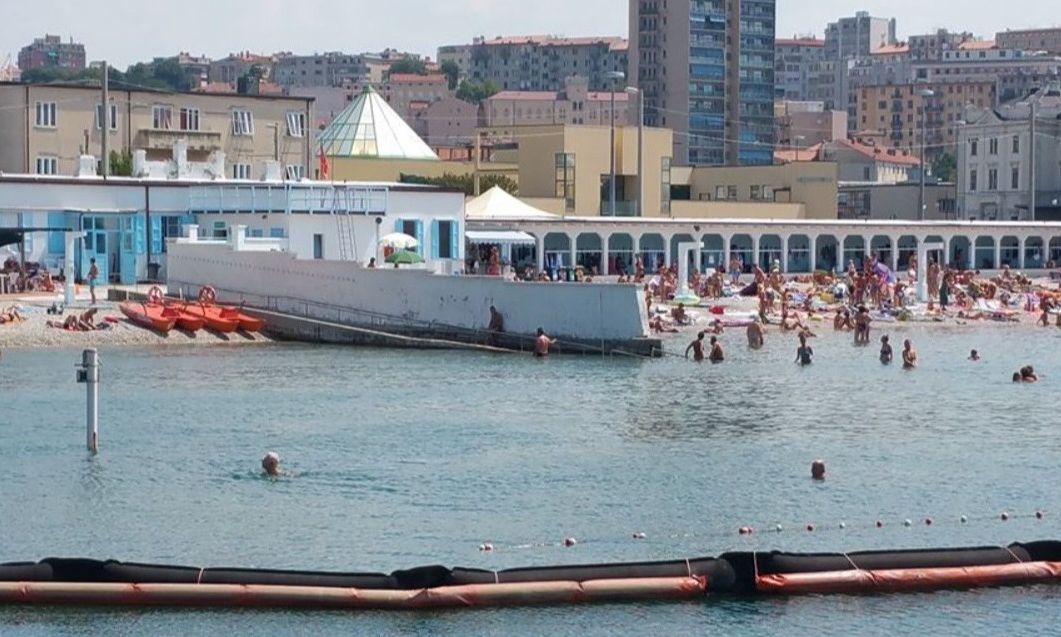 Αυτή είναι η παραλία όπου άνδρες και γυναίκες κολυμπούν με έναν τοίχο ανάμεσά τους