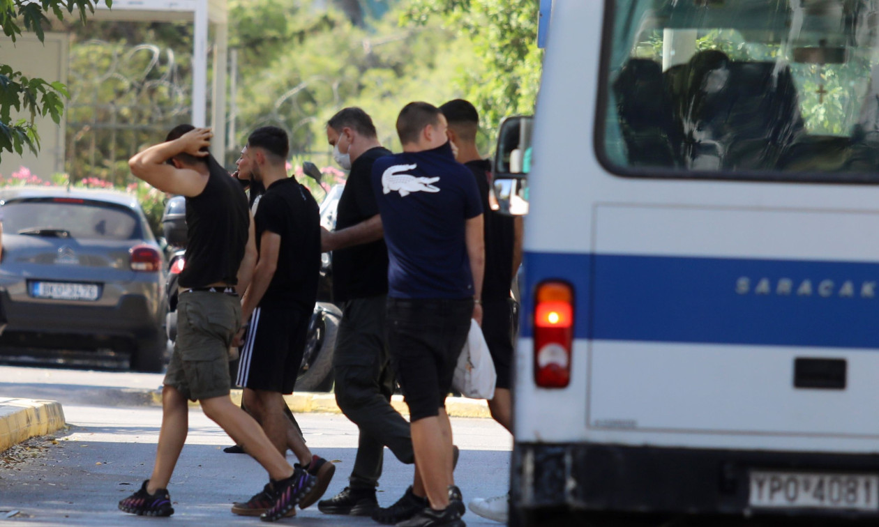 Καλλιθέα: Παραδόθηκε νεαρός για τη φονική συμπλοκή – Αναζητούνται άλλα εννέα άτομα