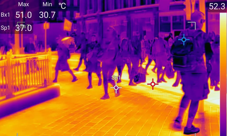 Λονδίνο: Θερμοκρασίες έως 65°C κατέγραψε η θερμική κάμερα της Greenpeace στον αστικό ιστό
