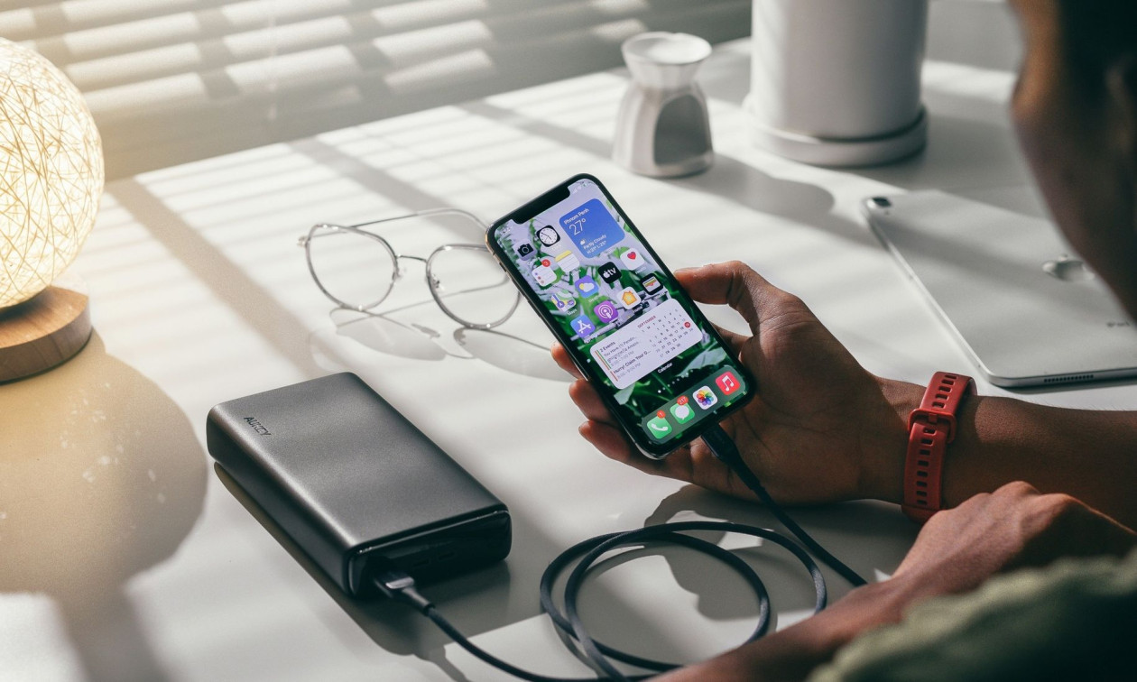 Από power banks έως ηλεκτρονικά τσιγάρα – Προσοχή στον νούμερο 1 κίνδυνο πυρκαγιάς στα αεροπλάνα