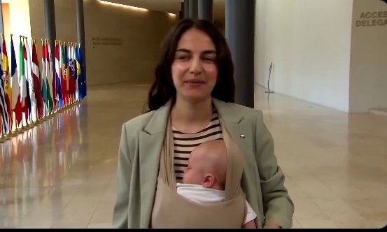 Με το μωρό στην αγκαλιά η Σουηδή υπουργός στη συνάντηση της ΕΕ για το κλίμα