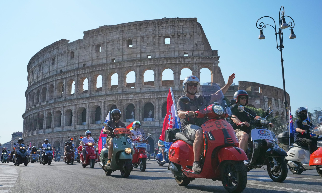 Η Ρώμη γιόρτασε τα 80 χρόνια της θρυλικής Vespa – «Κομμάτι της ιστορίας και του πολιτισμού μας»