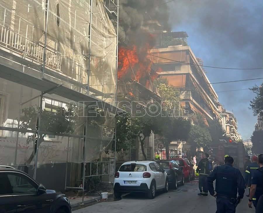 Καλλιθέα: Φωτιά σε διώροφη κατοικία – Σε εξέλιξη μεγάλη επιχείρηση της Πυροσβεστικής