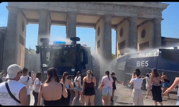 Βερολίνο: Η αστυνομία δροσίζει με κανόνια νερού τα πλήθη που «λιώνουν» από τη ζέστη