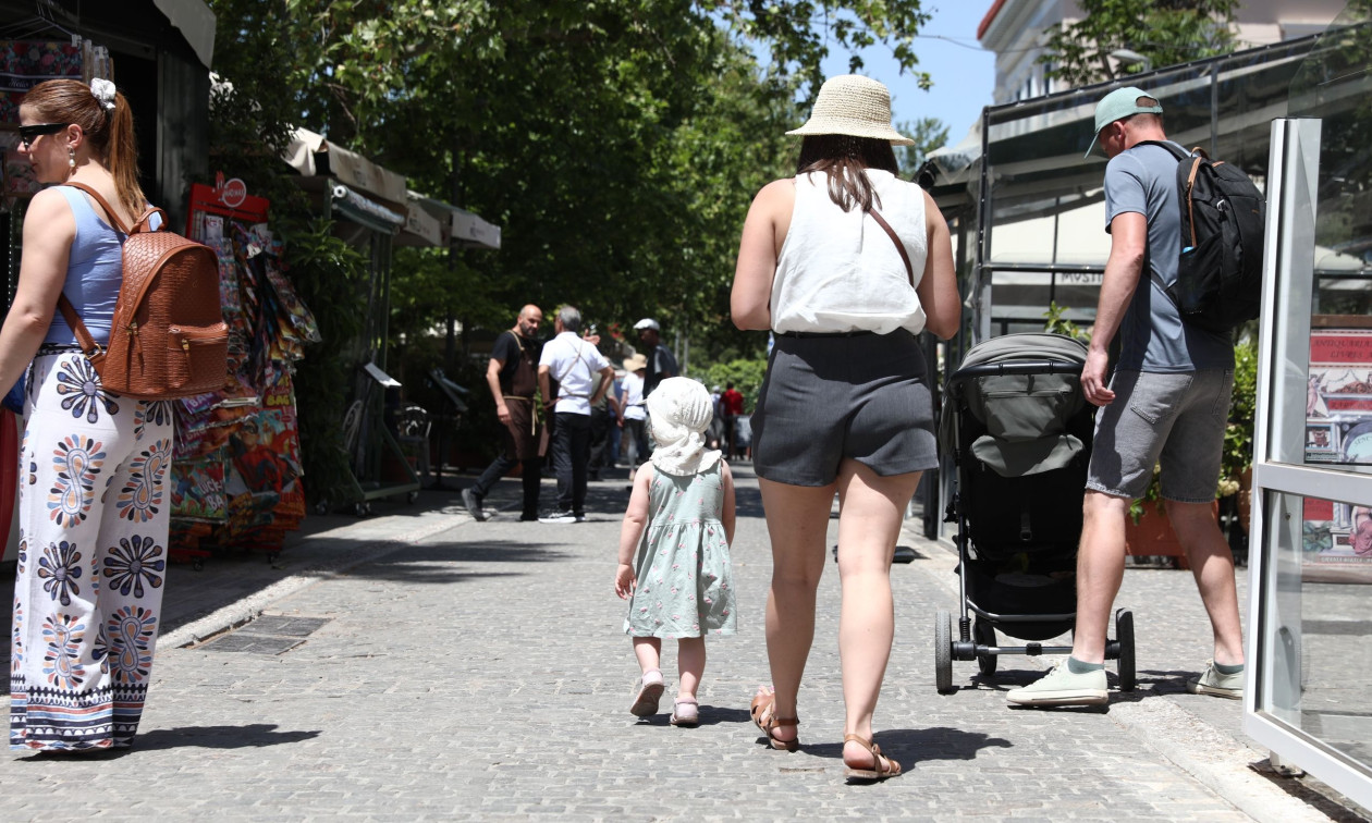 Καιρός: Παραμένουν οι ισχυροί άνεμοι – «Μίνι καύσωνας» από την Δευτέρα