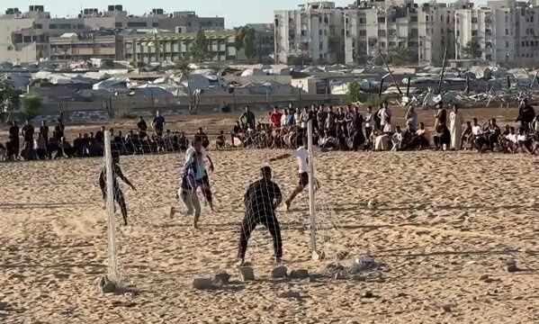 Το ανεπίσημο Μουντιάλ της Γάζας στην πολύπαθη Χαν Γιουνίς – Παίζουν ξυπόλητοι και διατηρούν ελπίδα