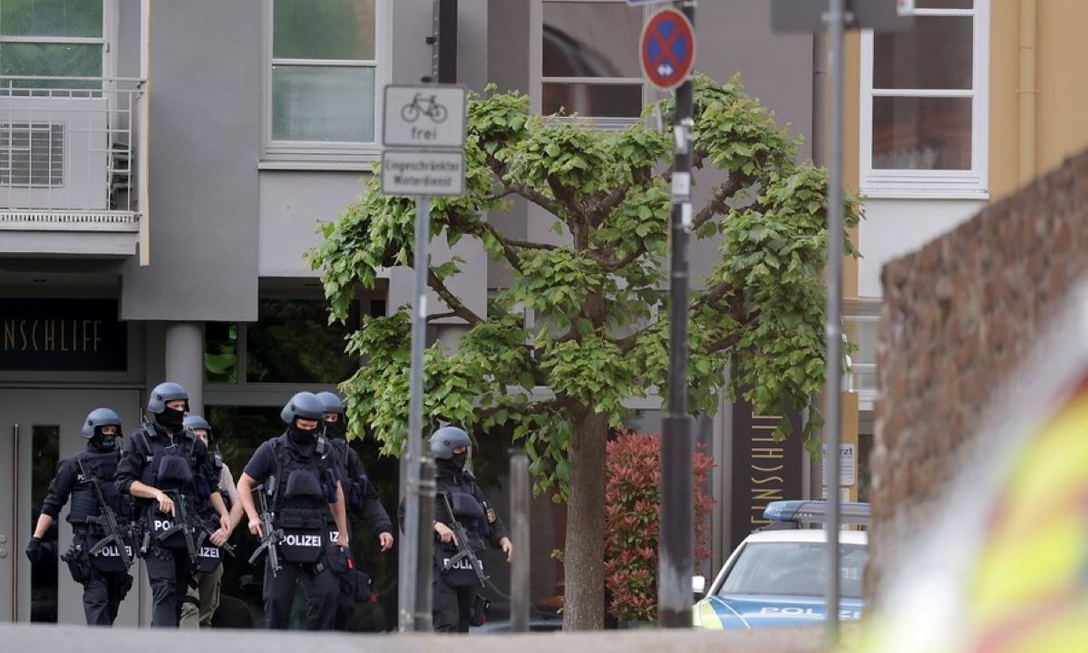 Γερμανία: Καρέ καρέ η στιγμή της σύλληψης του δράστη της ένοπλης επίθεσης με 6 νεκρούς