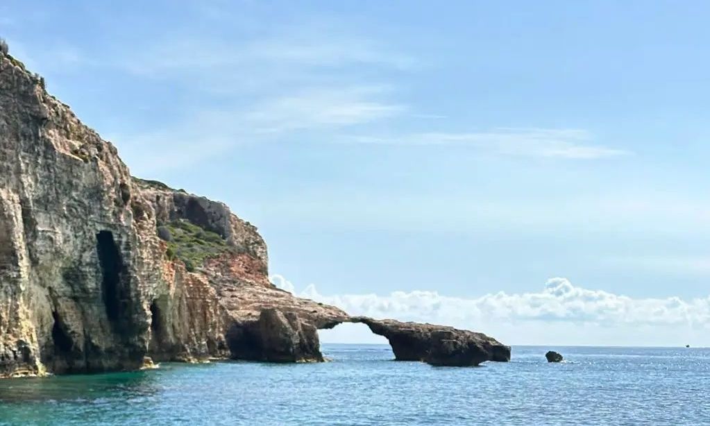 Θανατηφόρο ντόμινο στη διάσημη αψίδα «Kissing Elephants» της Μάλτας – Κατέρρευσε από μία βουτιά