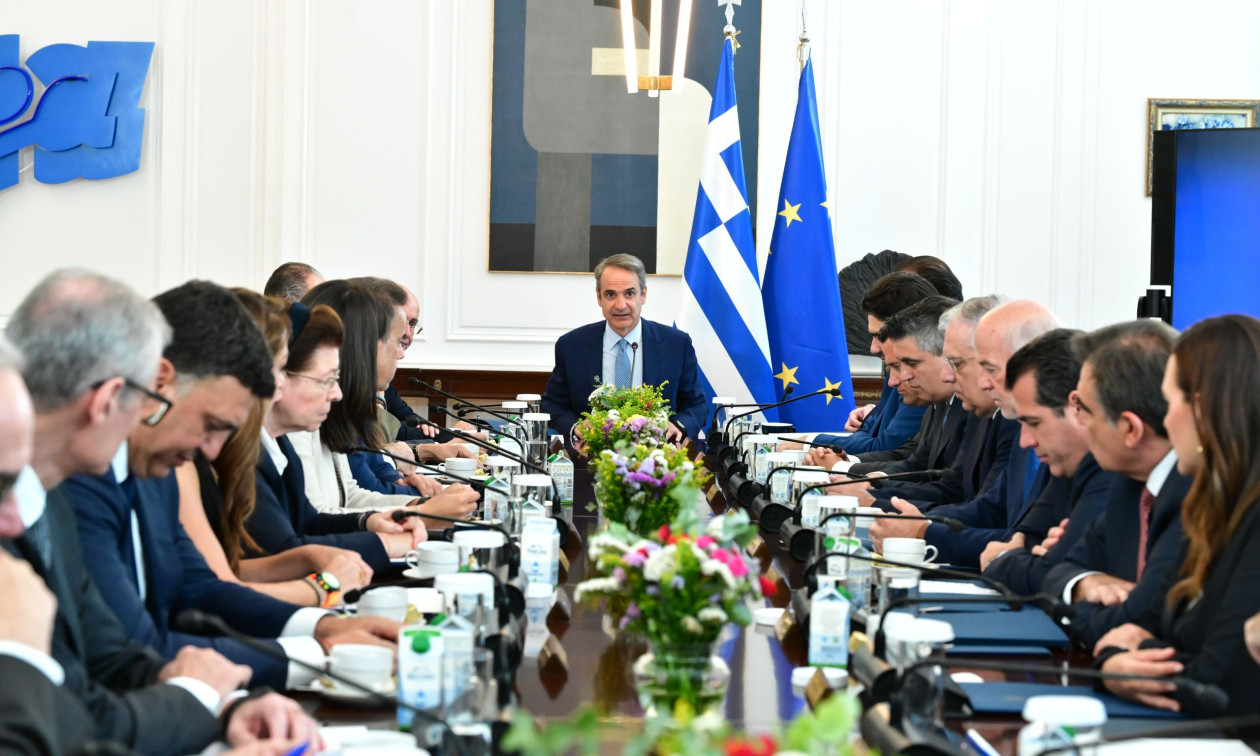 Μητσοτάκης στο υπουργικό: Αναμένεται περαιτέρω πτώση στην τιμή της βενζίνης στην αντλία