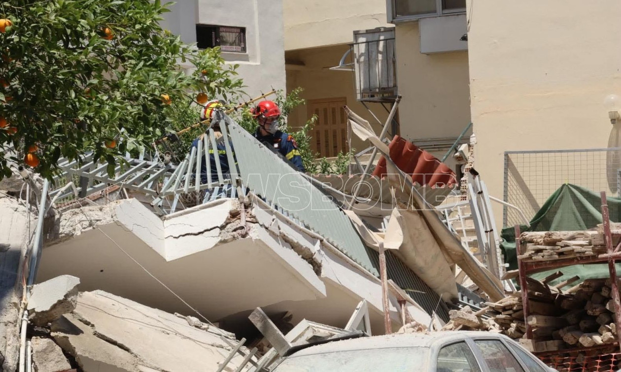 Κατάρρευση πολυκατοικίας στα Πετράλωνα: Επί τόπου 3 ασθενοφόρα για τους αγνοούμενους