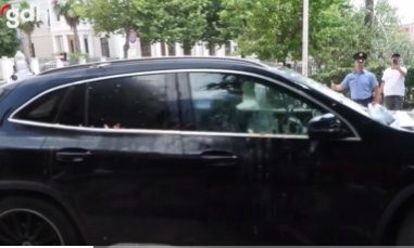Αλβανία: Ταραχές κατά της επένδυσης του γαμπρού Τραμπ – Πέταξαν αυγά σε αυτοκίνητα βουλευτών