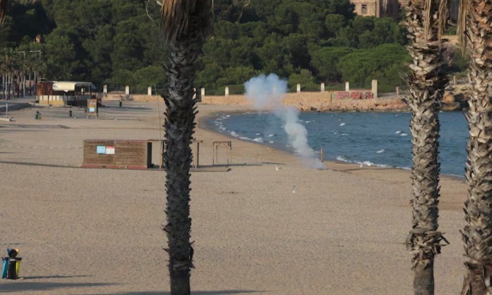 Φρικτός θάνατος για άστεγο: Τον παρέσυρε όχημα καθαρισμού ενώ κοιμόταν στην παραλία
