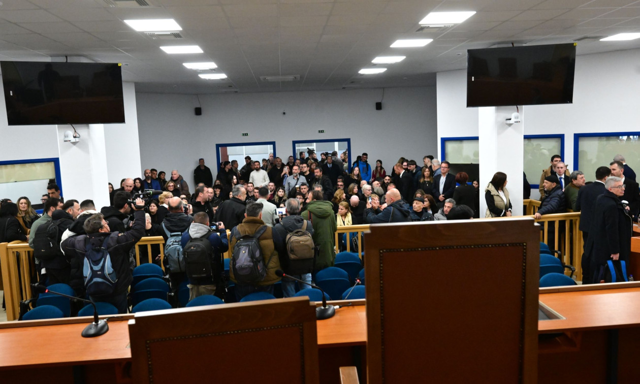Δίκη για τα Τέμπη: Νέα ένταση και νέα διακοπή – Διαμαρτυρία συγγενών των θυμάτων