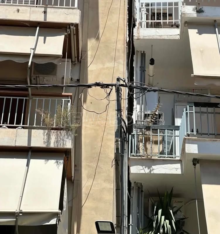 Πετράλωνα: Φωτογραφία-ντοκουμέντο – Η πολυκατοικία είχε ξεκινήσει να παίρνει κλίση την προηγούμενη
