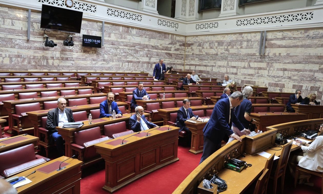 Κόντρα ΝΔ – ΠΑΣΟΚ για την επιλογή της ηγεσίας της Δικαιοσύνης: Το «άλογο, η καμήλα και το παραπαίδι»