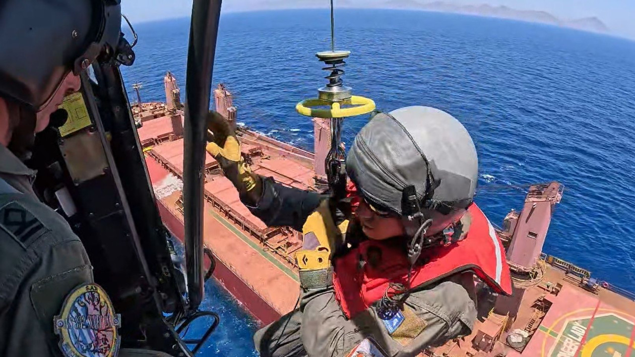 Αεροδιακομιδή ασθενους από πλοιο με ελικόπτερο Super Puma – Βίντεο
