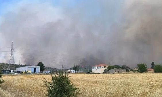 Μεγάλη φωτιά στη Φθιώτιδα: Σε δύο μέτωπα η πυρκαγιά – Εκκενώνονται οικισμοί, κάηκε σπίτι