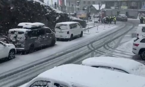 Ιταλία: Μετά τον καύσωνα το «έστρωσε» στις Άλπεις – Σφοδρή κακοκαιρία έπληξε τη χώρα