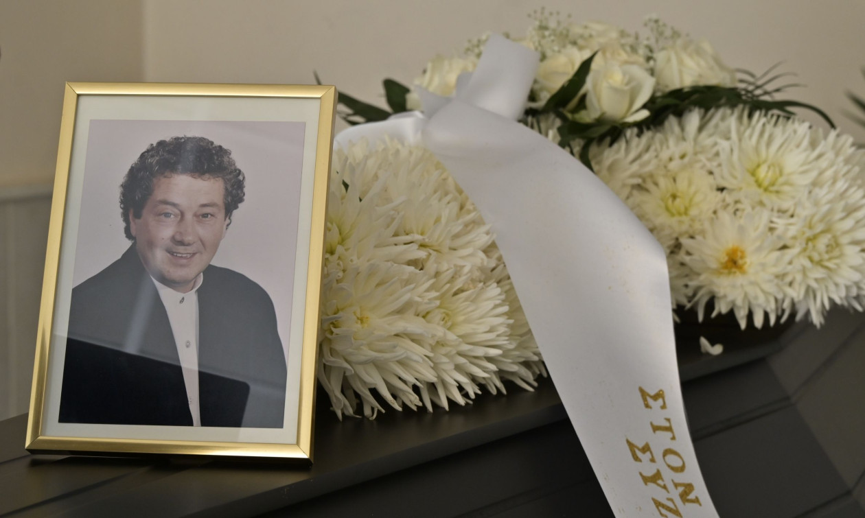 Θλίψη στην κηδεία του Μιχάλη Μόσιου: Συγγενείς, φίλοι και συνεργάτες αποχαιρέτησαν τον «Ταμτάκο»
