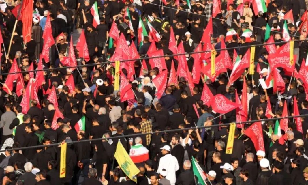 Ιράν: Σε λαϊκό προσκύνημα η σορός του Αλί Χαμενεΐ – Χιλιάδες πολίτες στους δρόμους, δείτε live