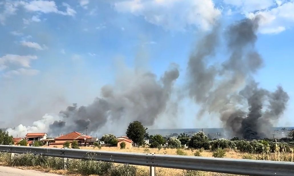 Φωτιά στη Νέα Καλλικράτεια Χαλκιδικής: Μήνυμα από το 112 για απομάκρυνση – Ενισχύθηκαν οι δυνάμεις