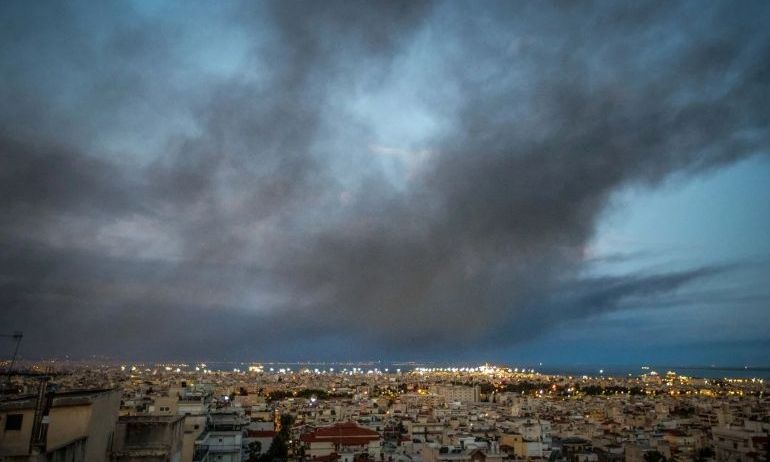 Φωτιά στο Ωραιόκαστρο: «Μην κυκλοφορείτε χωρίς μάσκα» – Σύσταση Σαρηγιαννίδη για το τοξικό νέφος