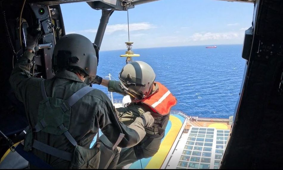 Μυτιλήνη: Super Puma της Πολεμικής Αεροπορίας διέσωσε ασθενή από κρουαζιερόπλοιο – Δείτε το βίντεο