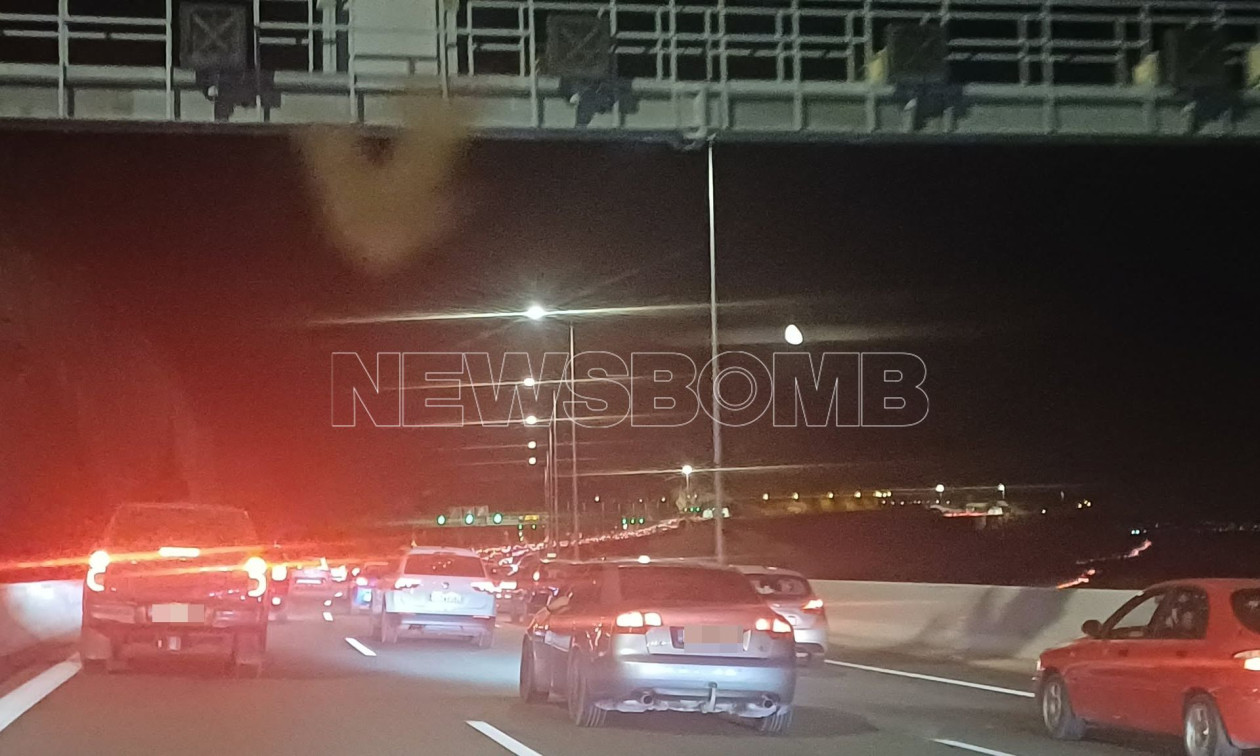 Κίνηση τώρα: Με δυσκολίες η επιστροφή προς Αθήνα – Ουρές από Αγίους Θεοδώρους μέχρι Ελευσίνα