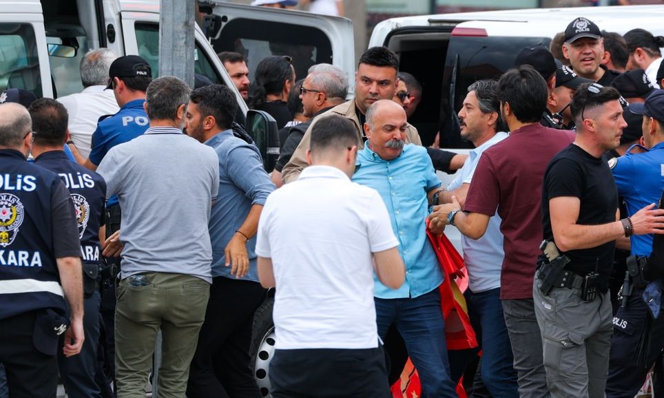 Μπαράζ συλλήψεων στην Τουρκία: Χειροπέδες σε δημοσιογράφους και ακτιβιστές πριν τη Σύνοδο του ΝΑΤΟ