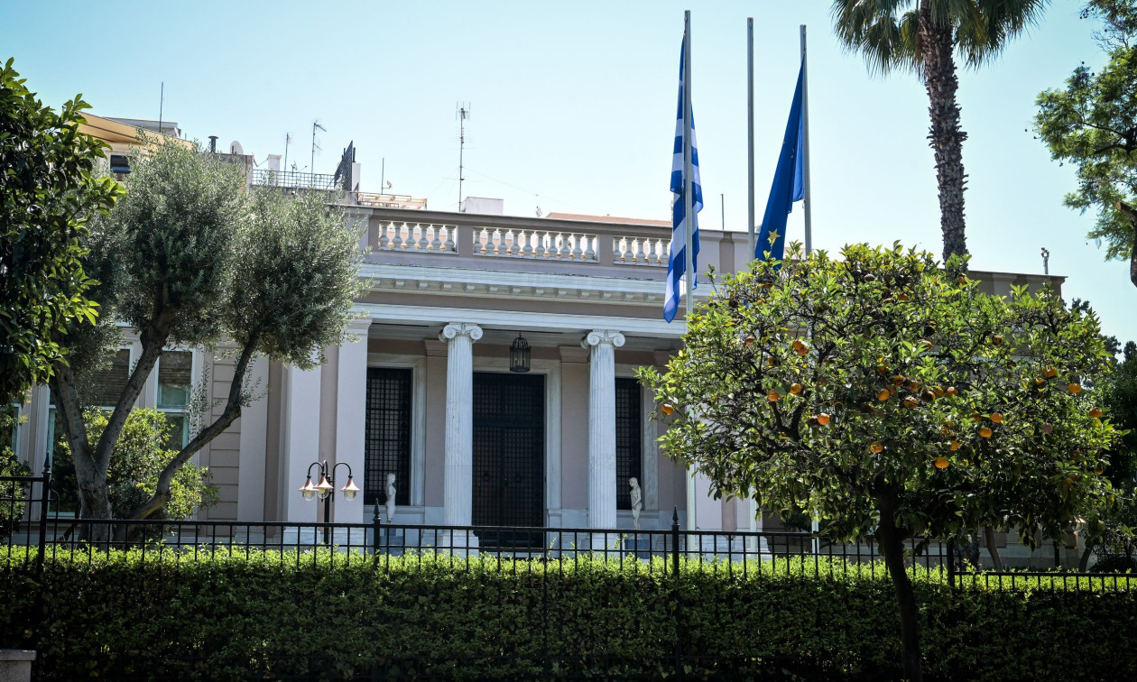 Το Μαξίμου επαναφέρει Τσίπρα, υποβαθμίζει Σαμαρά και επιχειρεί να κλείσει το μέτωπο Ντόκου