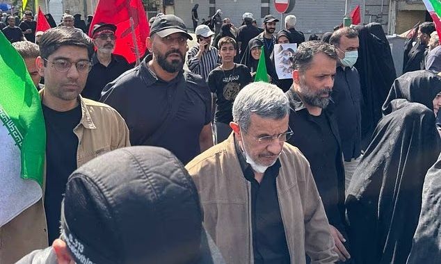 Επιστροφή από τους νεκρούς: Στην κηδεία Χαμενεΐ ο πρώην πρόεδρος του Ιράν – Είχε θεωρηθεί νεκρός