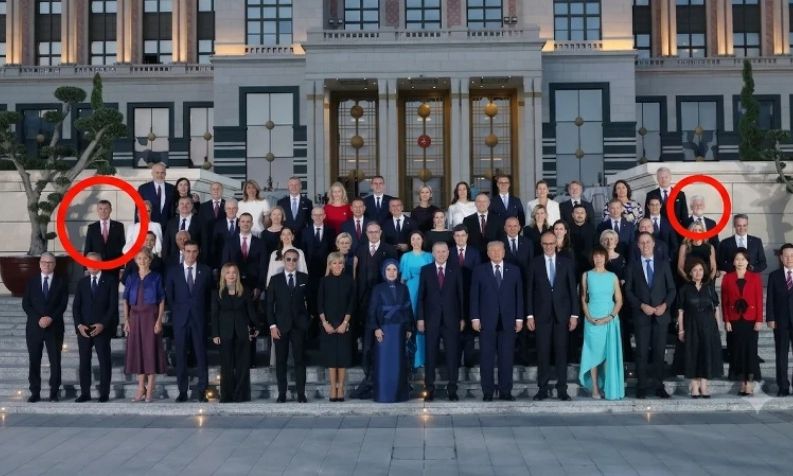 Το παράδοξο της συνόδου κορυφής του ΝΑΤΟ – Δύο ηγέτες, μία χώρα και μια φωτογραφία