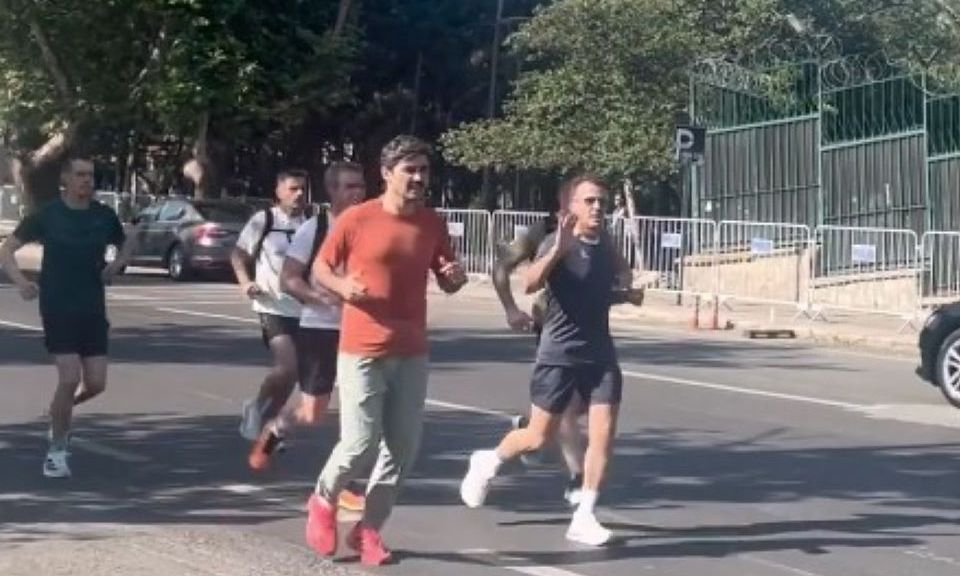 Μακρόν: Βγήκε για τζόγκινγκ στην Άγκυρα πριν την Σύνοδο του ΝΑΤΟ – Βίντεο