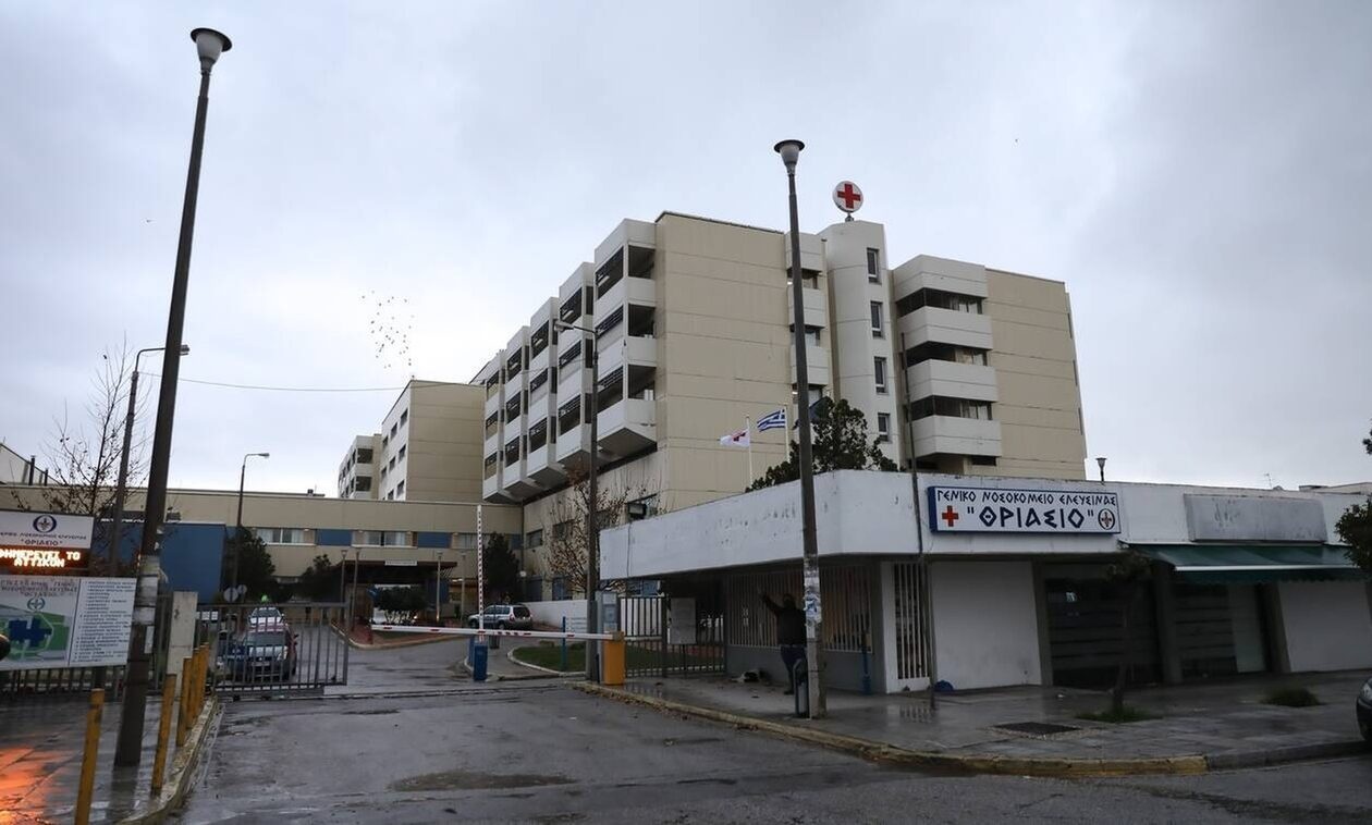 Μεγάλη αναστάτωση στο Θριάσιο: 50 Ρομά τα έκαναν «γυαλιά καρφιά» επειδή καθυστερούσε μια εξέταση