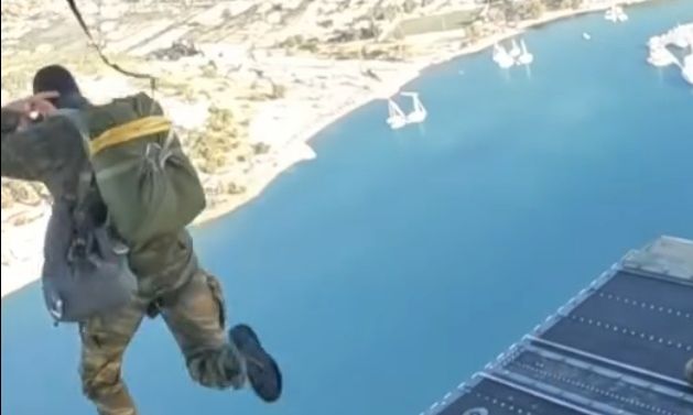 «Τιμή η κλήση, καθήκον η ανταπόκριση»: Ο Μπακογιάννης έκανε διπλό άλμα με αλεξίπτωτο – Βίντεο