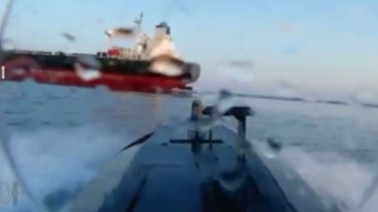 Μαύρη Θάλασσα: Η στιγμή που ουκρανικό USV χτυπά ρωσικό τάνκερ – Βίντεο