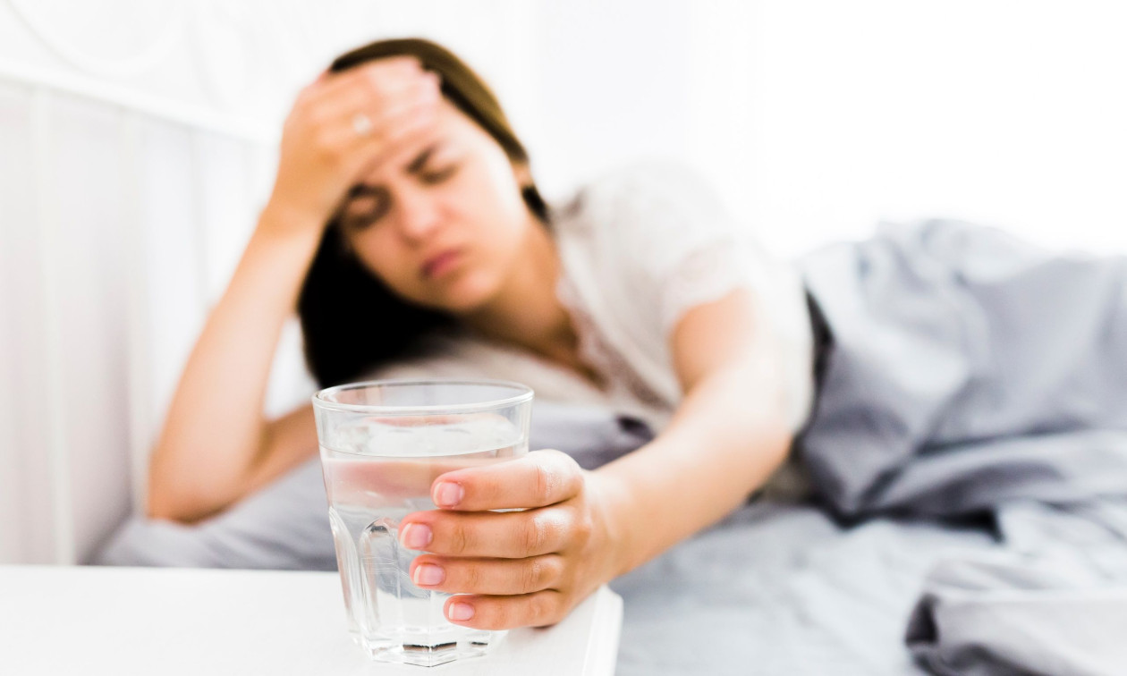 Γιατί η Gen Z «διαφημίζει» τα hangover της: Μαύροι κύκλοι και πονοκέφαλοι σε TikTok και Instagram