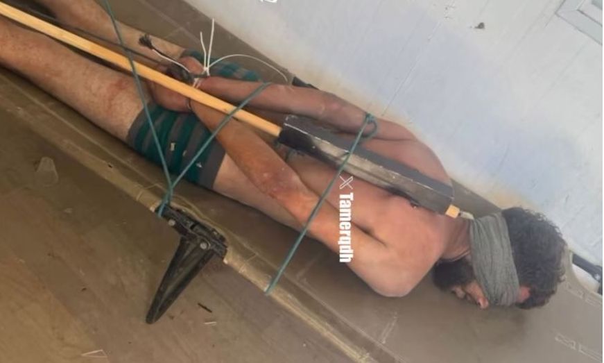 Φωτογραφία βασανιστηρίων από τη Γάζα: Παλαιστίνιος δεμένος σε σιδερένια ράβδο και ημίγυμνος
