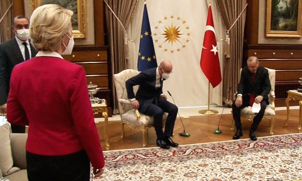 Τώρα βρέθηκε καρέκλα για την Ούρσουλα δίπλα στον Ερντογάν: Το ευχαριστώ από την πρόεδρο της Κομισιόν