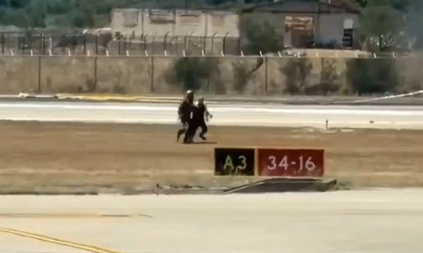 Ζάκυνθος: Η στιγμή που ο πιλότος απομακρύνεται από το φλεγόμενο F-16