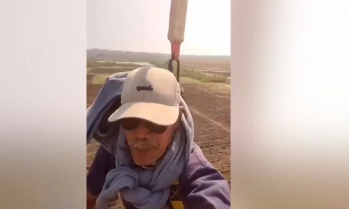 Ινδονησία: Αγρότης έγινε viral χρησιμοποιώντας drone για… μεταφορικό μέσο