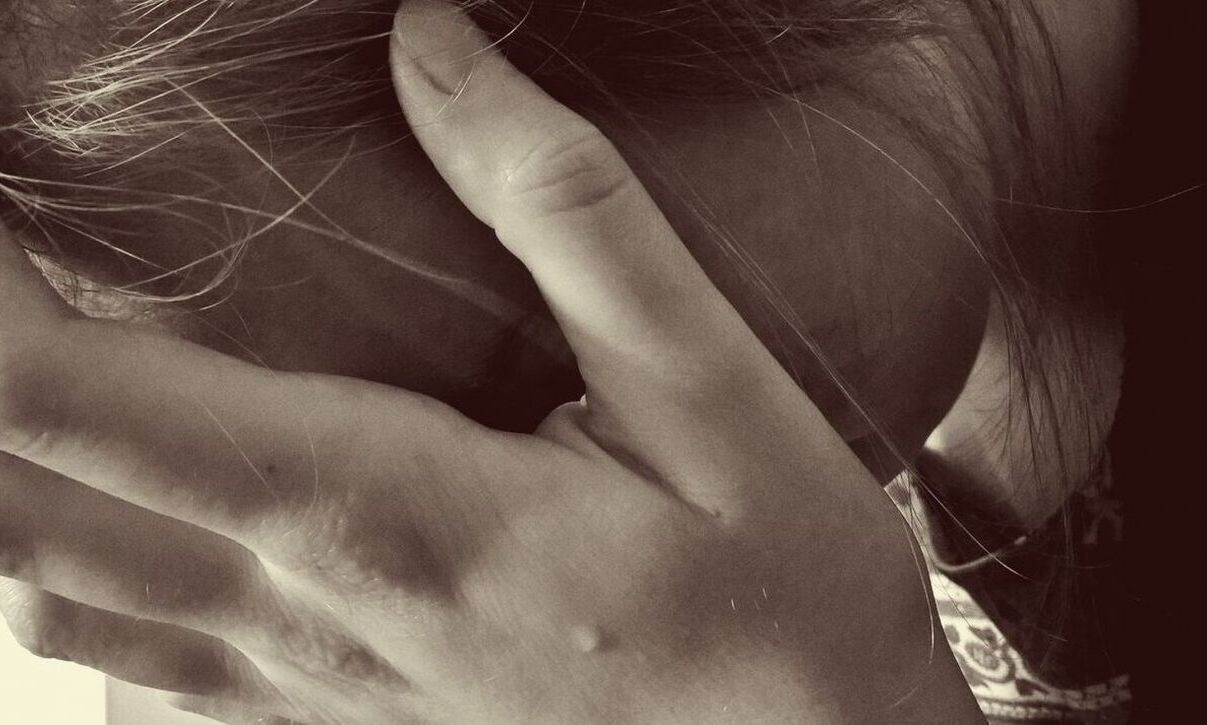 «Αν δεν είσαι μαζί μου, θα σε σκοτώσω»: Νέα καταγγελία για απειλές και εκβιασμό με γυμνές εικόνες