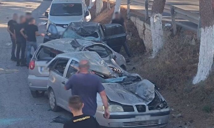 Τρελή πορεία αυτοκινήτου στο Ηράκλειο, διέλυσε σταθμευμένα ΙΧ και αναποδογύρισε στη μέση του δρόμου