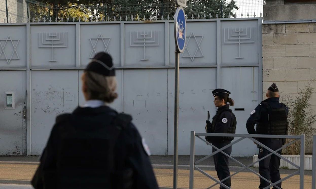 Συναγερμός στο Παρίσι: Απομακρύνθηκαν 300 άνθρωποι λόγω ύποπτου οχήματος κοντά σε συναγωγή