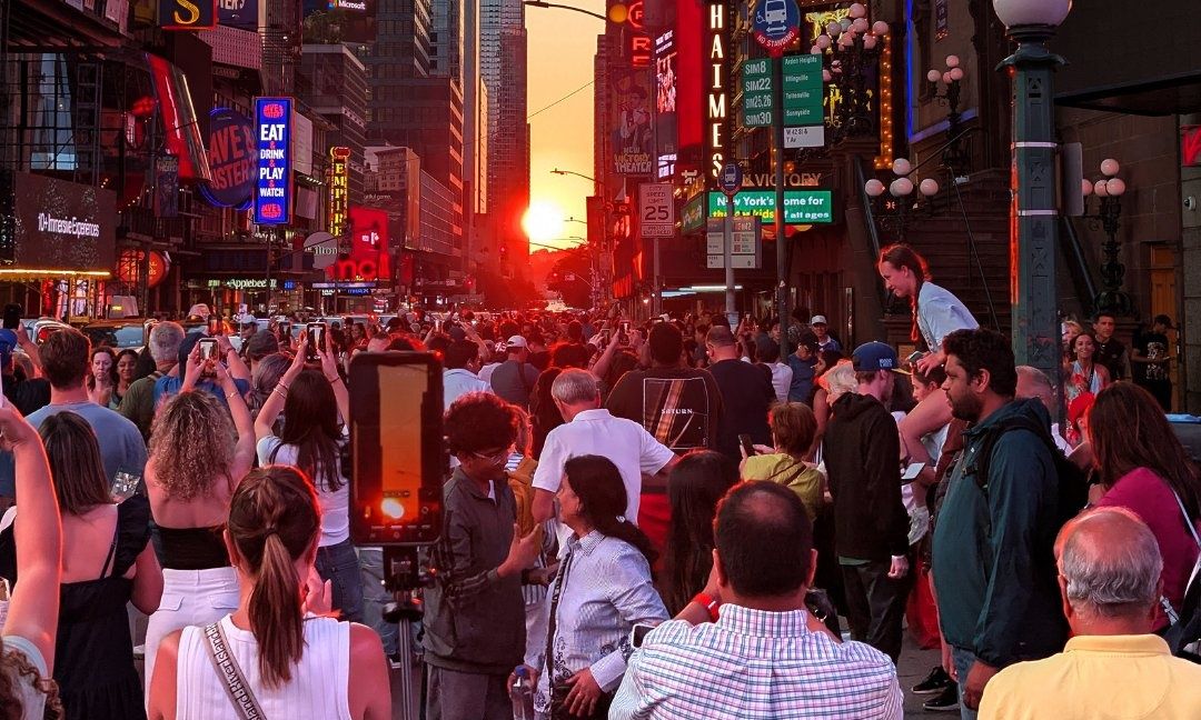 Manhattanhenge: Χιλιάδες συγκεντρώθηκαν για να δουν το εντυπωσιακό ηλιοβασίλεμα στο Μανχάταν
