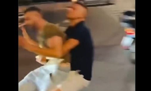 Ιταλία: Μετανάστης μπλοκάρει την κυκλοφορία με ένα ποδήλατο – Πρωταθλητής πάλης τον γρονθοκοπεί