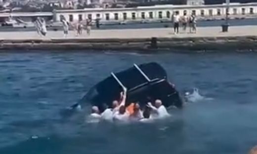 Ιταλία: Ηρωική διάσωση από στρατιωτικούς – Βούτηξαν στη θάλασσα και απεγκλώβισαν οδηγό – Βίντεο