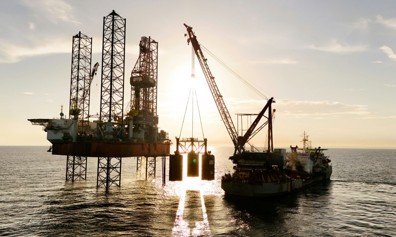 Πετρέλαιο: Εκτοξεύθηκε η τιμή του Brent μετά τις ανακοινώσεις Τραμπ – Έκλεισε στα 83,30 δολάρια