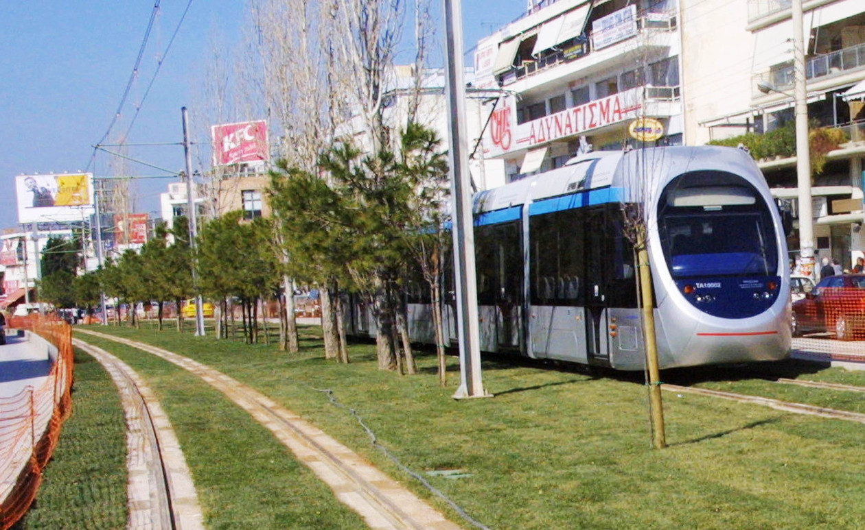 Παλαιό Φάληρο: Τραμ συγκρούστηκε με τρίκυκλο – Τραυματίστηκε 9χρονη που επέβαινε με τους γονείς της